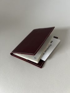 couvre passeport en cuir rouge maroquinerie de luxe