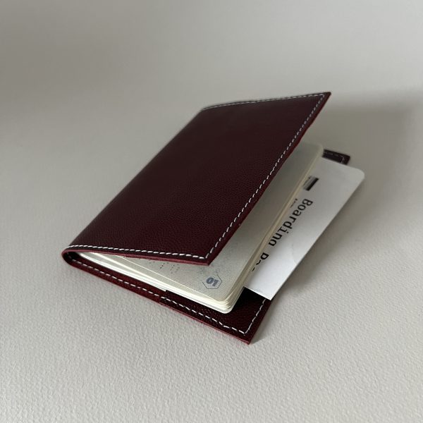 couvre passeport en cuir rouge maroquinerie de luxe