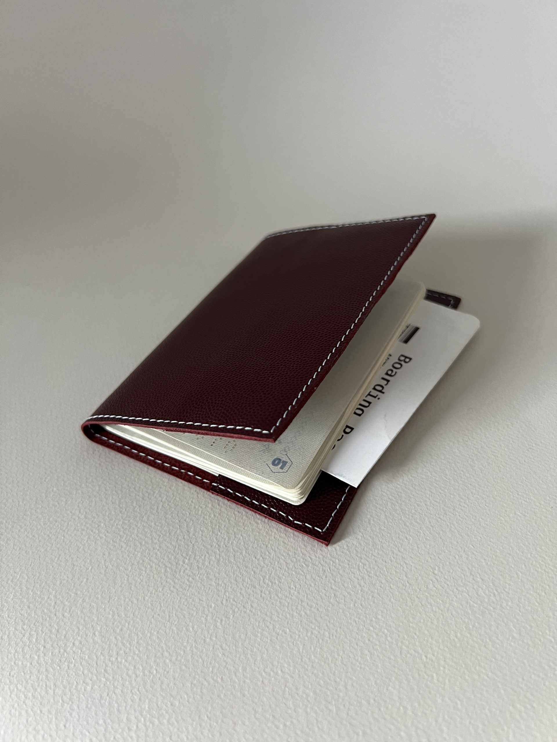 couvre passeport en cuir rouge maroquinerie de luxe