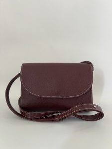 sac Paula cuir caviar rouge - vue face bandoulière - Úna Artus