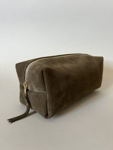 trousse Owen nubuck camel - vue face - Úna Artus